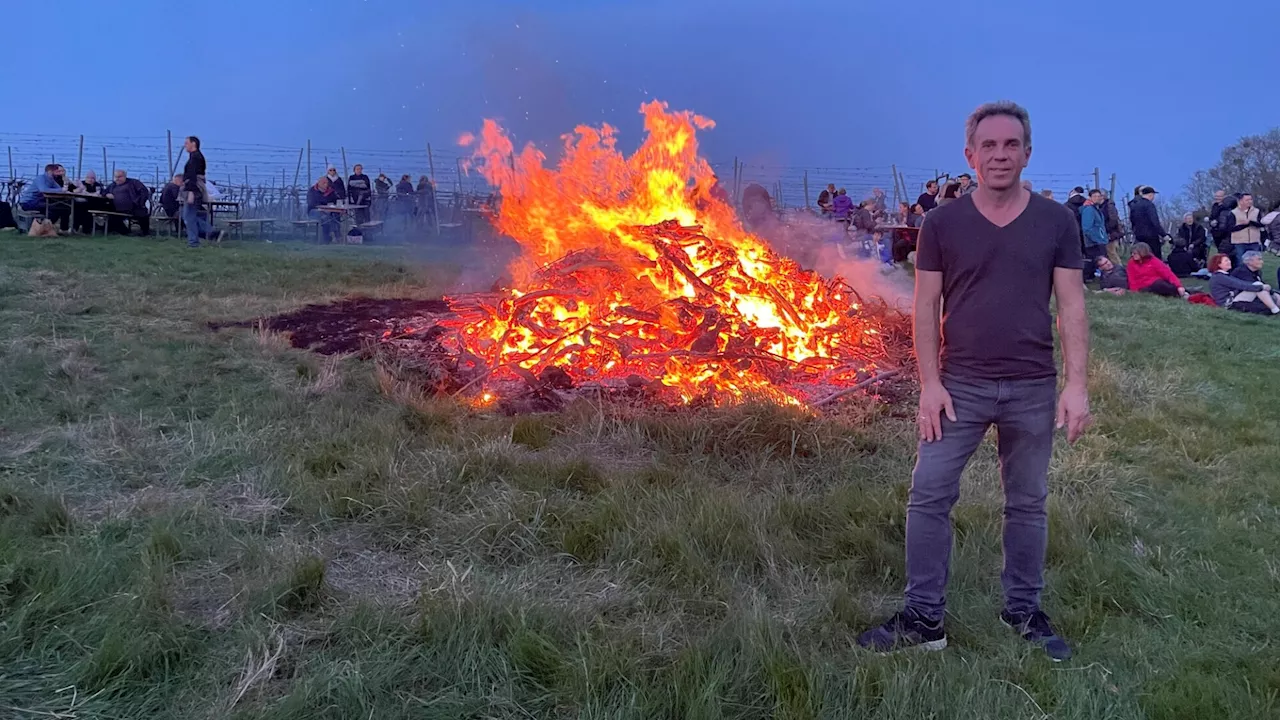 Osterfeuer in Weidling: Hoch in den Nachthimmel