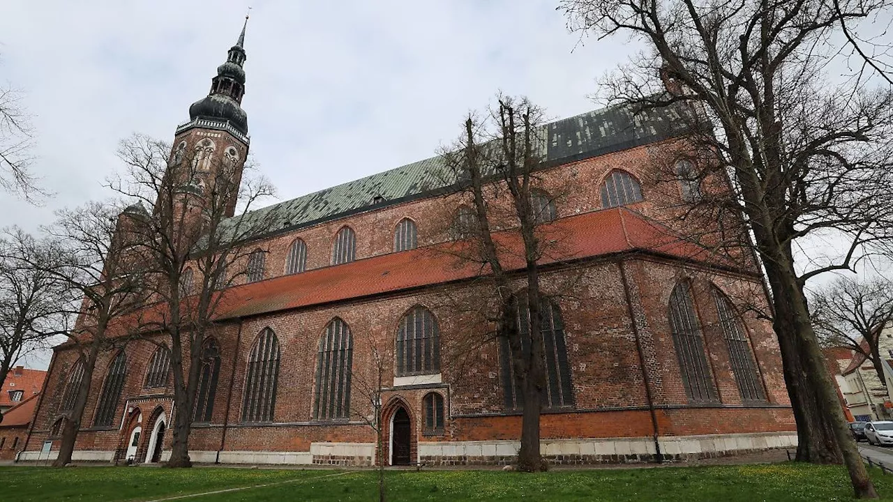 Mecklenburg-Vorpommern: Caspar David Friedrichs Taufkirche mit neuen Fenstern