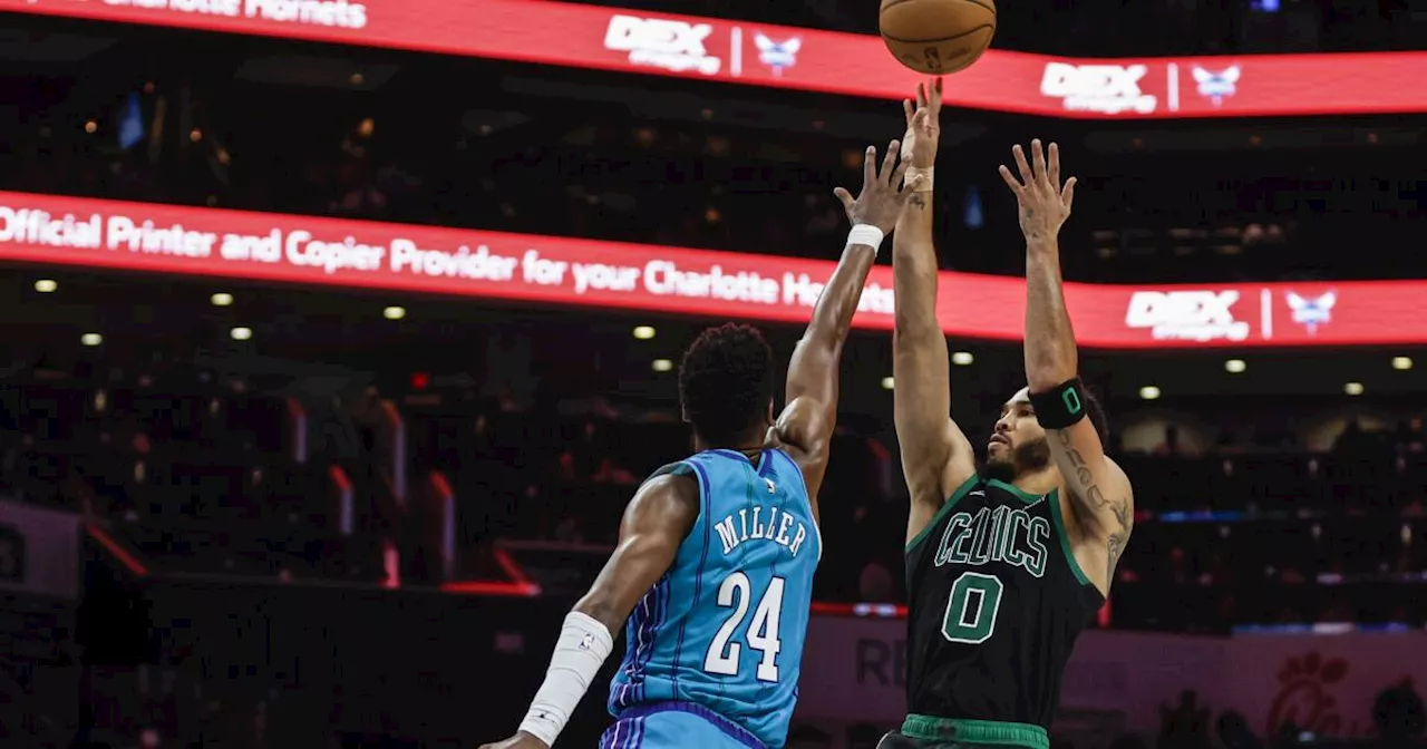 Con 25 puntos de Tatum y Hauser, los Celtics derrotan 118-104 a los Hornets