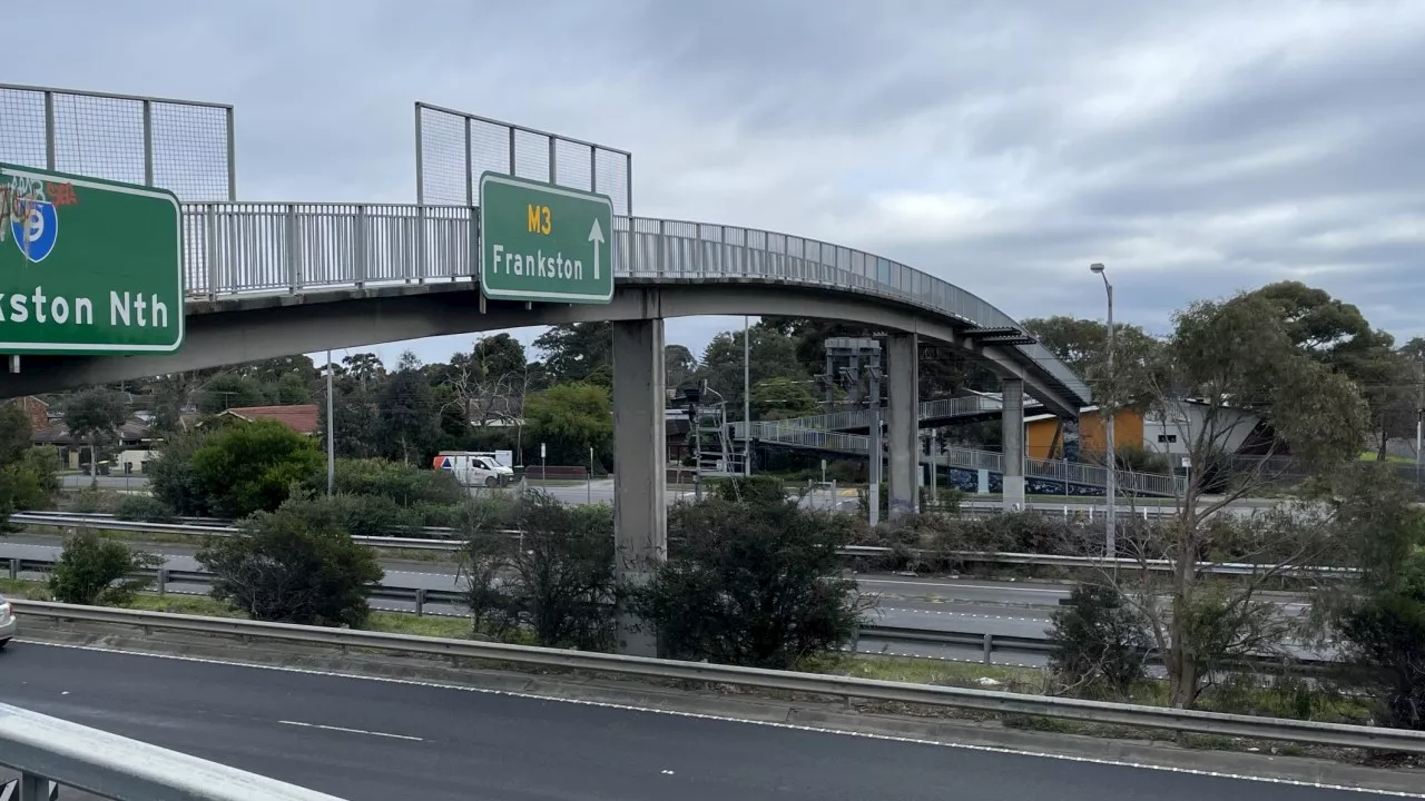 Commuter chaos for Victorians after pedestrian hit and killed on busy freeway