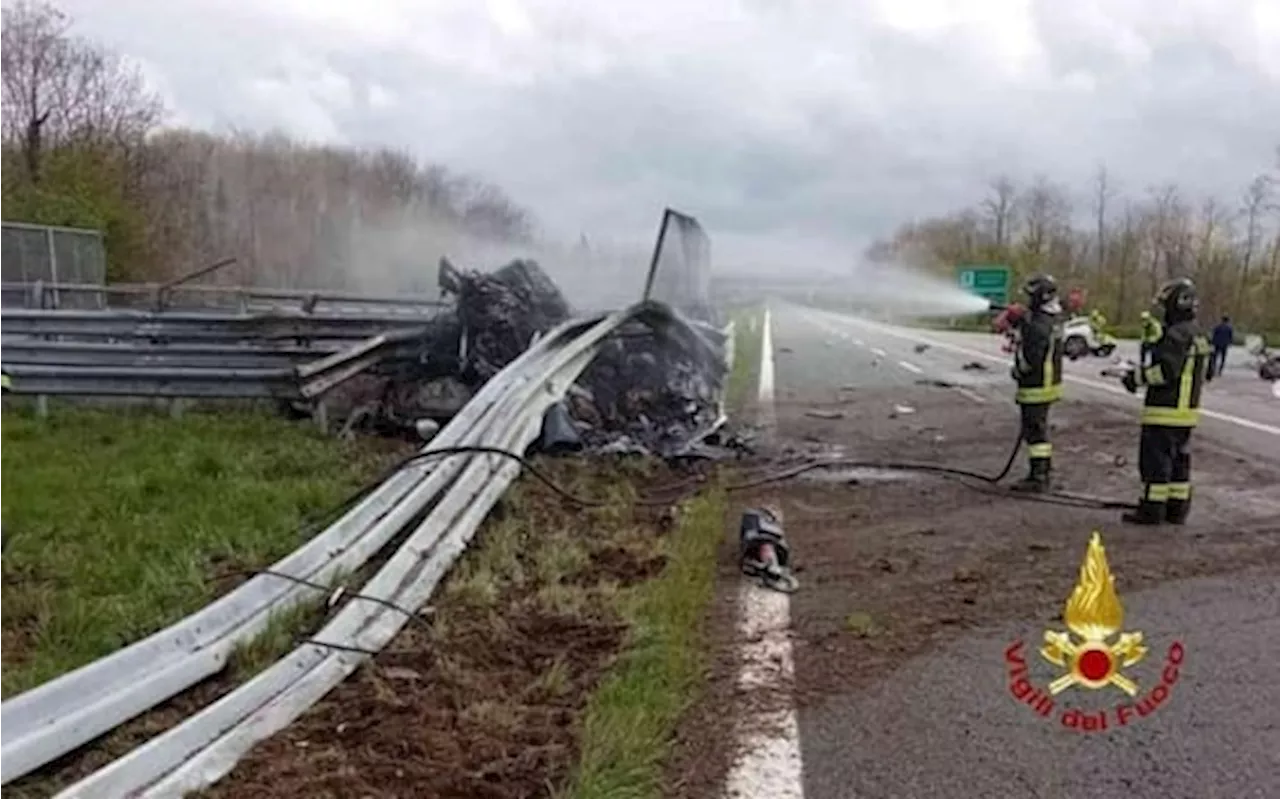 Incidente mortale a Vercelli: carbonizzato il conducente di una Ferrari Gtc4