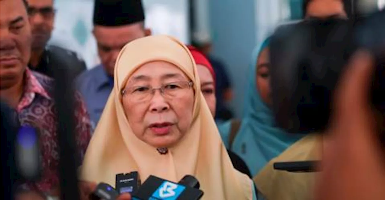 Wan Azizah presents 200 food baskets to needy women, single mothers in Bandar Tun Razak