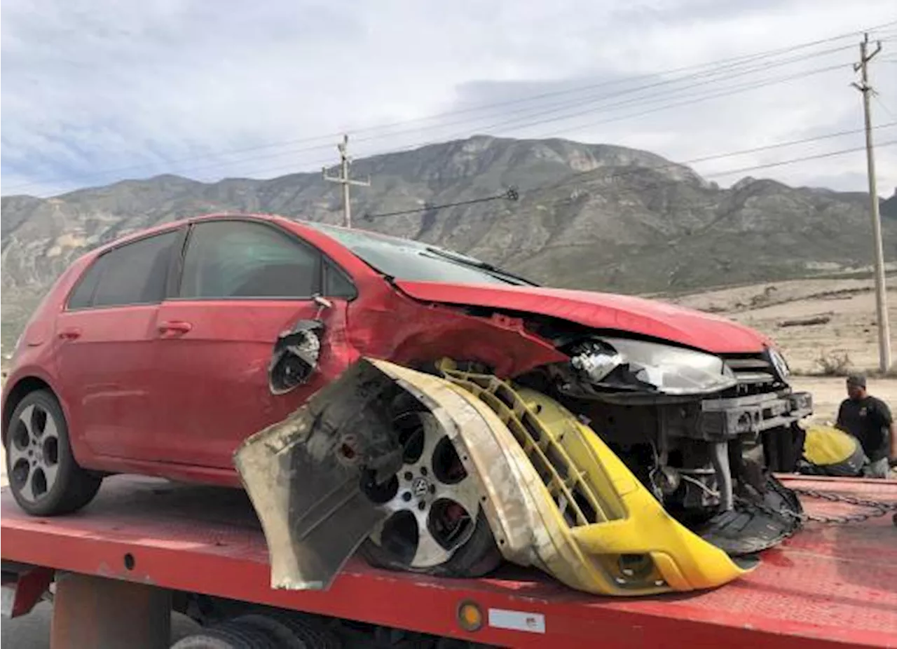 Accidente deja tres vehículos destruidos por choque y volcadura, en Saltillo