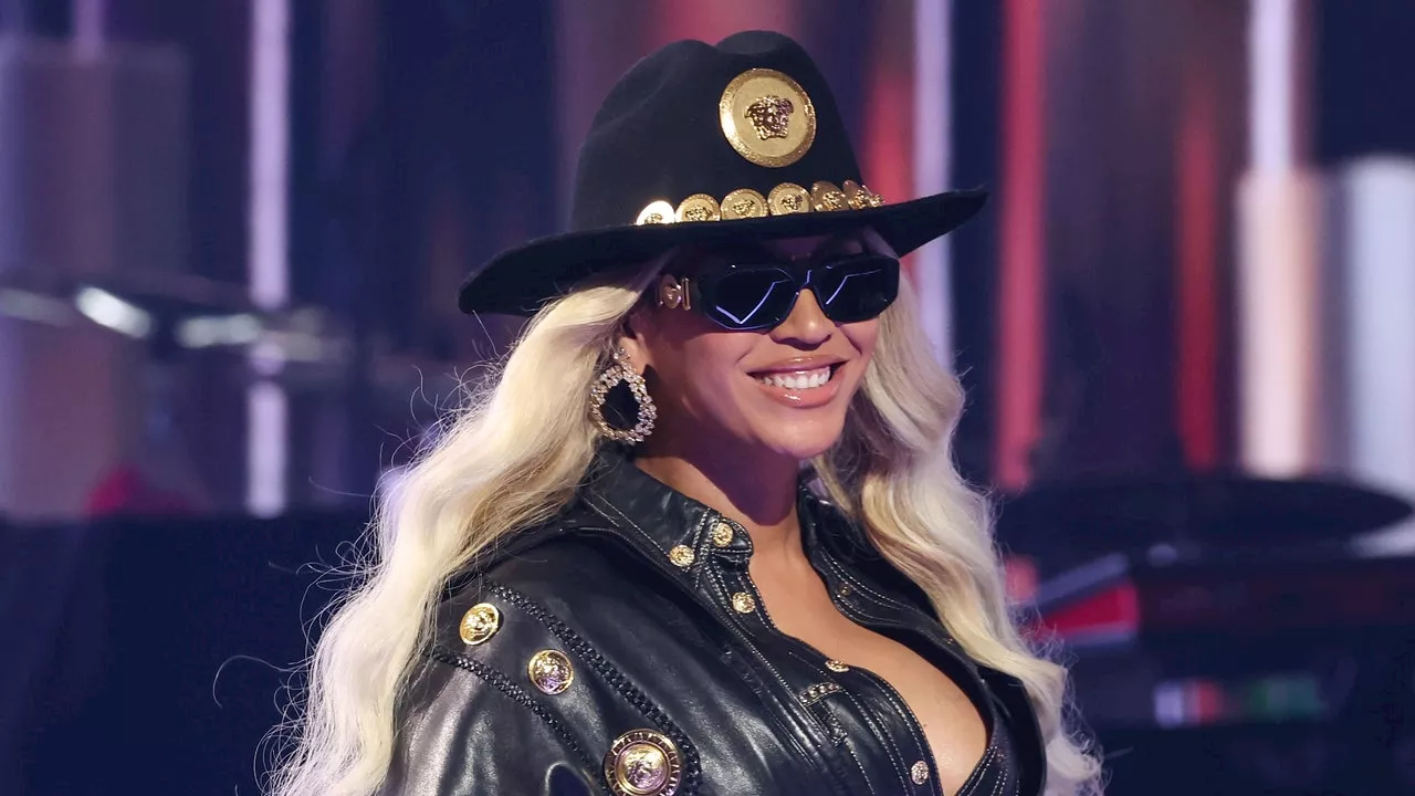 Beyoncé Brought Naomi Campbell’s Vintage Cowgirl Costume Out of the Closet 30 Years Later