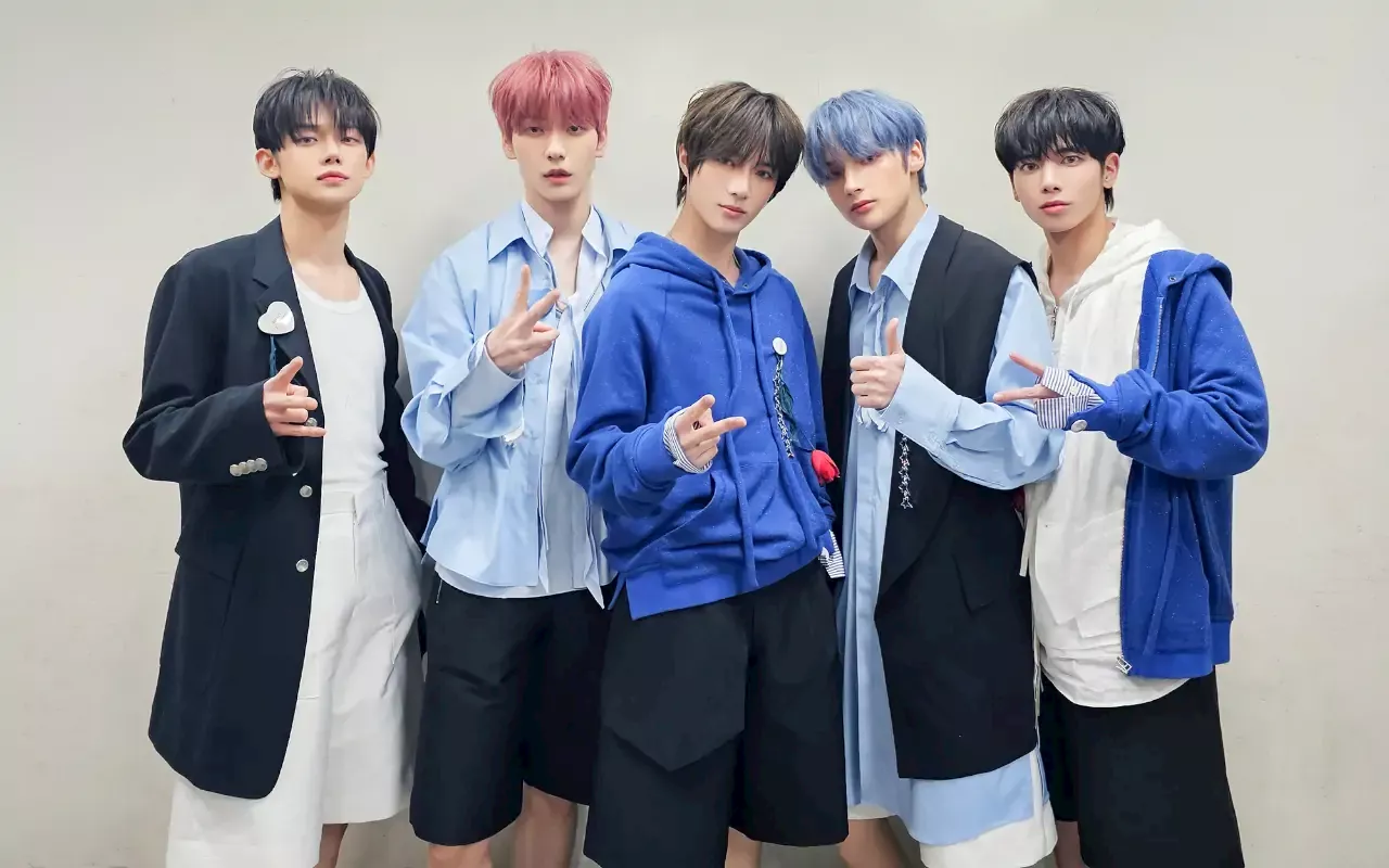 Outfit Unik TXT saat Showcase Comeback Disamakan dengan Dalaman Wanita