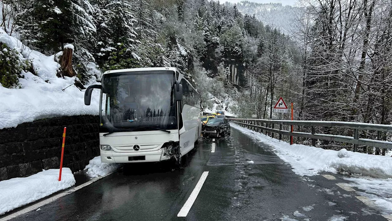 Mit Sommerpneus unterwegs: Touristin (26) kollidiert mit Reisecar