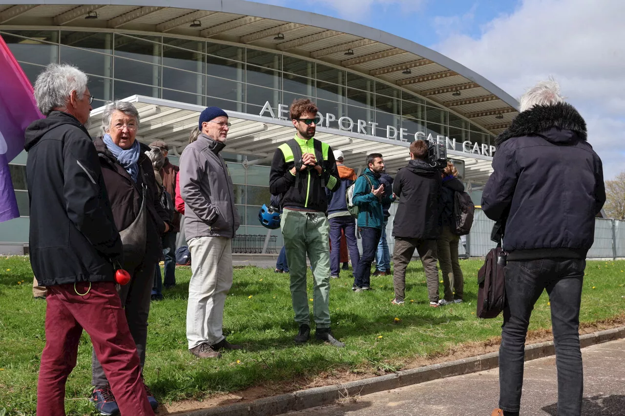 Ils manifestent devant l'aéroport de Caen ce samedi : ils veulent moins de vols depuis Carpiquet