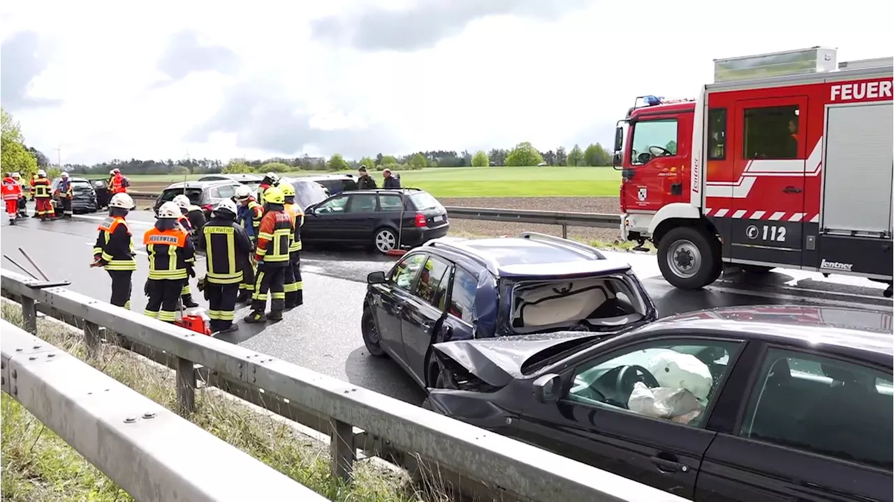 Schneeglätte: Massenkarambolage auf der A70