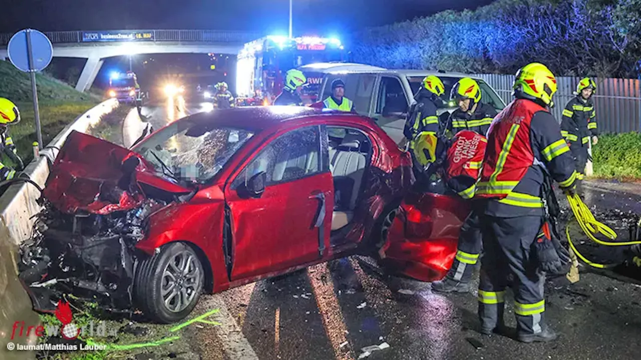 Oö: Kleintransporter-Pkw-Unfall auf B 145 bei Pinsdorf → eine Person befreit