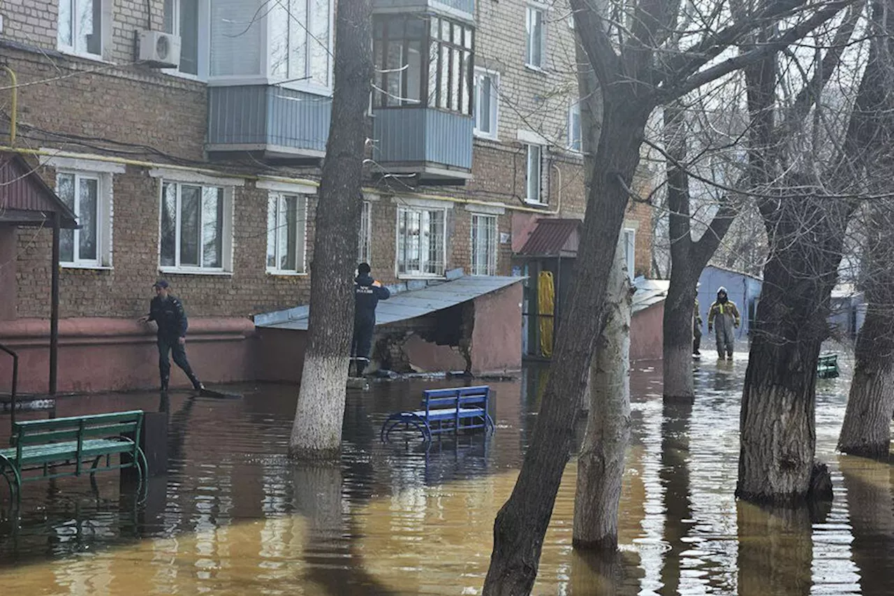 «Села в воде по крышу»: жители Оренбурга рассказали о последствиях паводка