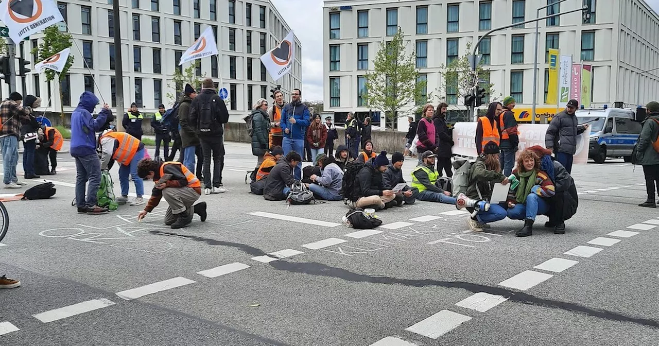 Letzte Generation blockiert Kreuzung in Regensburg