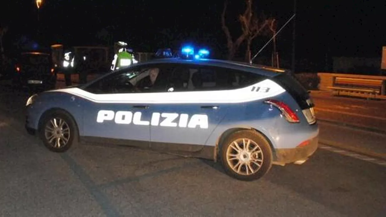 Sperona auto della Polizia a un posto di blocco, due agenti feriti a Reggio Calabria