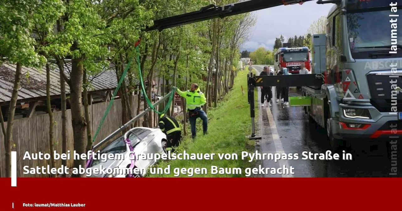 Auto bei heftigem Graupelschauer von Pyhrnpass Straße in Sattledt abgekommen und gegen Baum gekracht