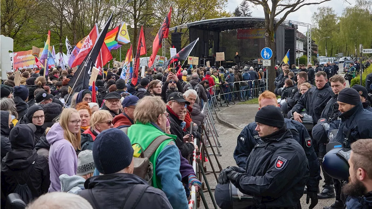 Parteitag drinnen, Protest draußen: AfD trifft sich in Unterlüß