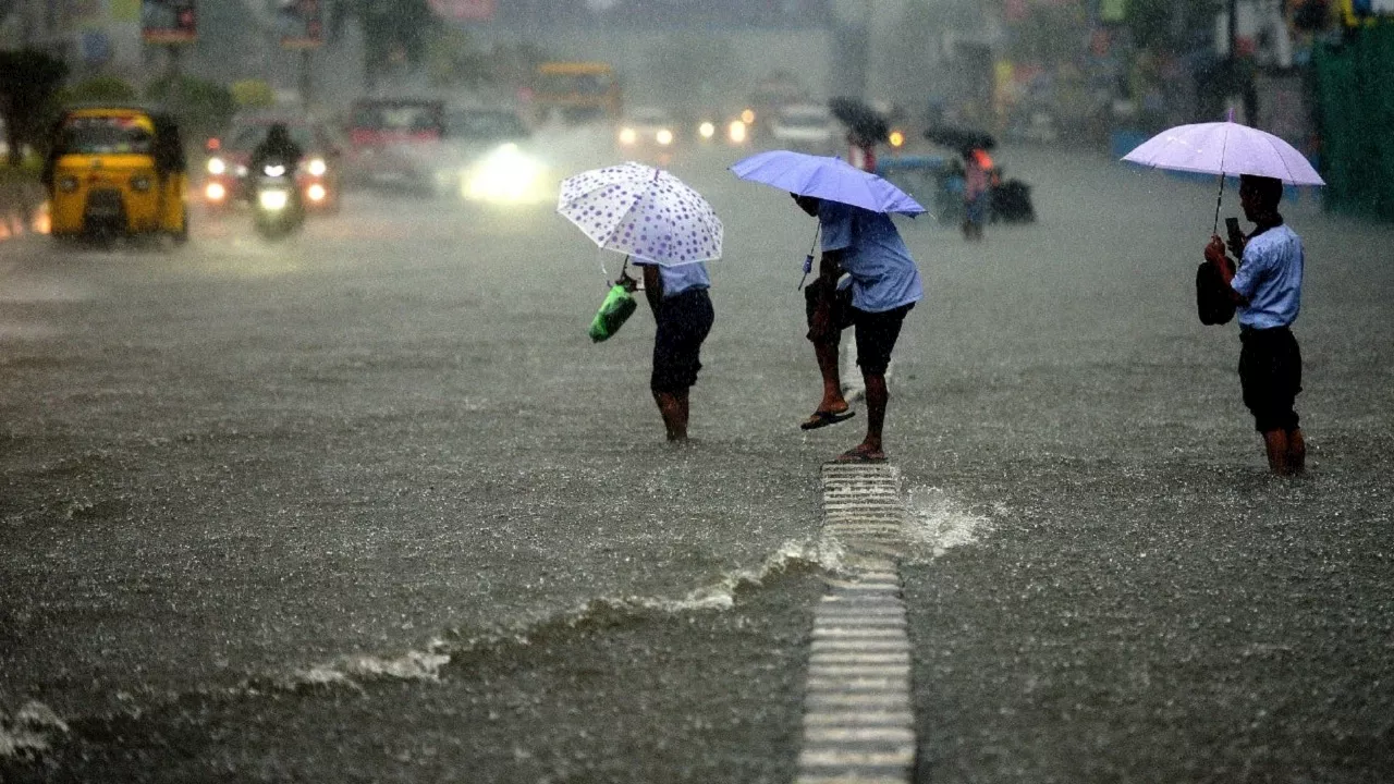 Weather Update: जम्मू-कश्मीर में भारी बारिश से जनजीवन अस्त-व्यस्त, अब इन राज्यों में आंधी के साथ ओले गिरने की संभावना