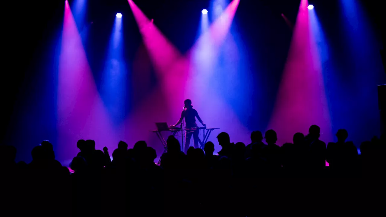 donaufestival: Auftakt mit ermüdender Zukunft und rockiger Nostalgie