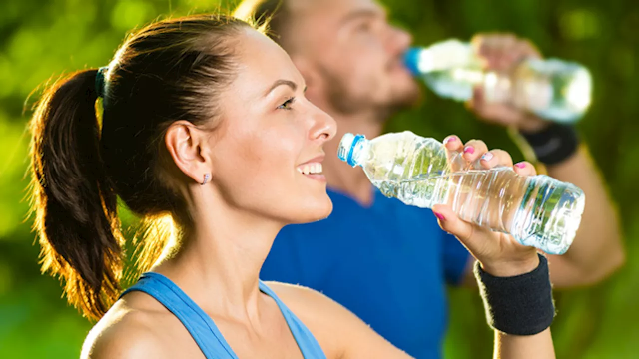 Bere abbastanza acqua può combattere l’obesità?