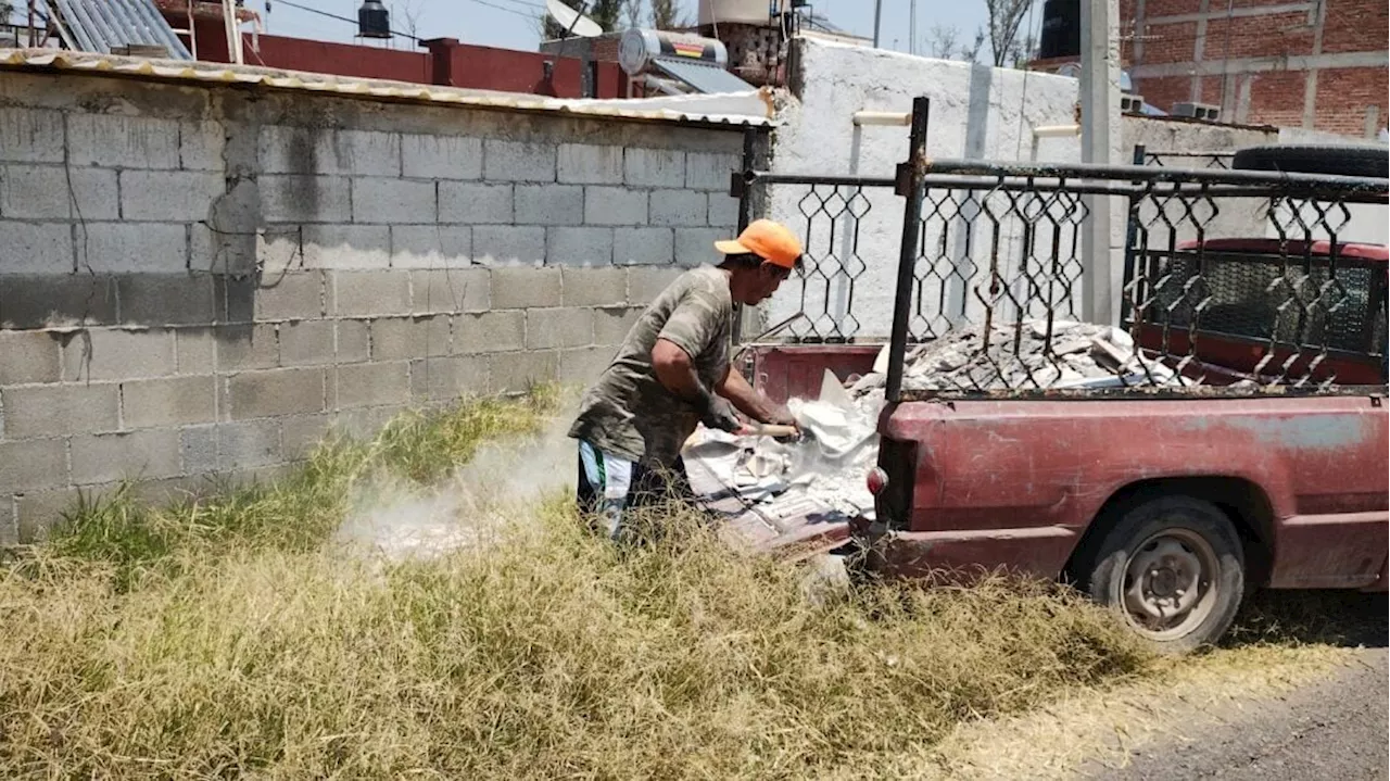 A sus 52 años, Juventino trabaja como albañil bajo un calor asfixiante en Irapuato