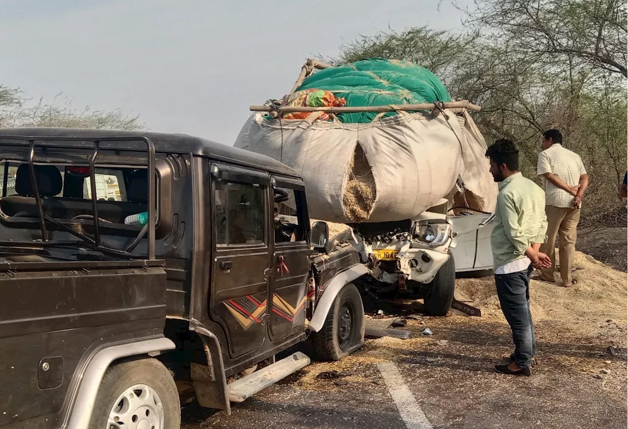 Road accident : लोडिंग वाहन में थी 8 सवारियां, चारे से भरी कैम्पर से टकराने से 1 की मौत, 10 घायल