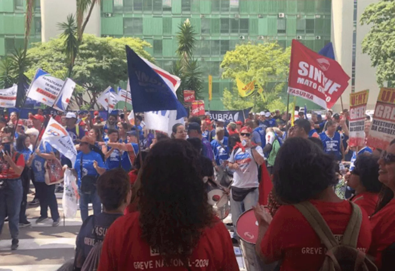 Professores das universidades federais negam proposta de reajuste e seguem em greve