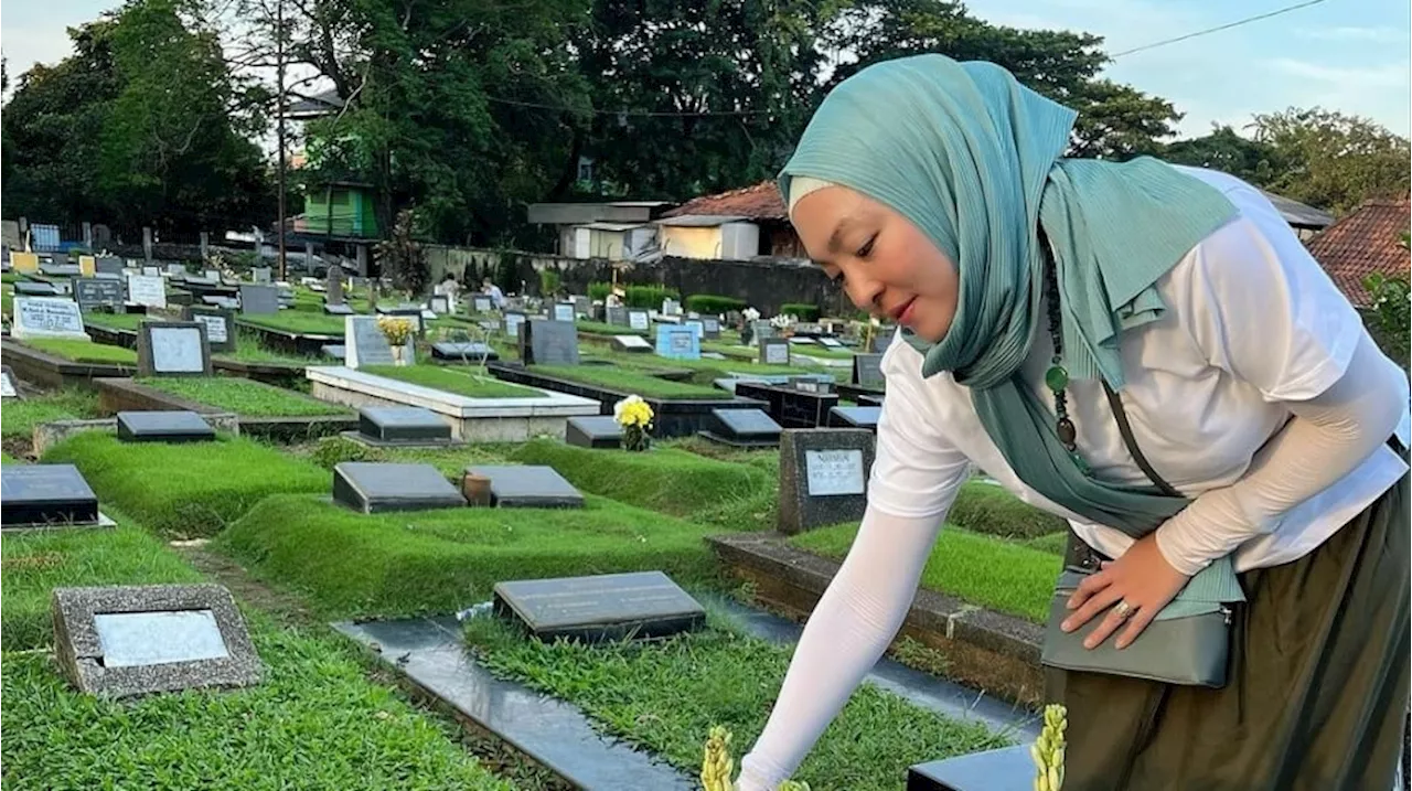 Produk Favorit Konglomerat, Segini Harga Tas Angelina Sondakh yang Ditutupi saat Ziarah ke Makam Adjie Massaid