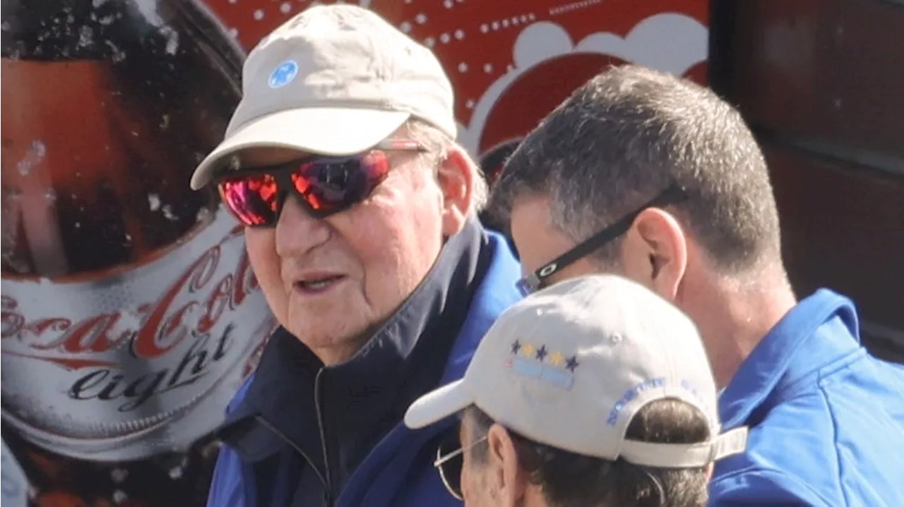 El rey Juan Carlos, entre amigos y preparado para participar en una regata en Galicia