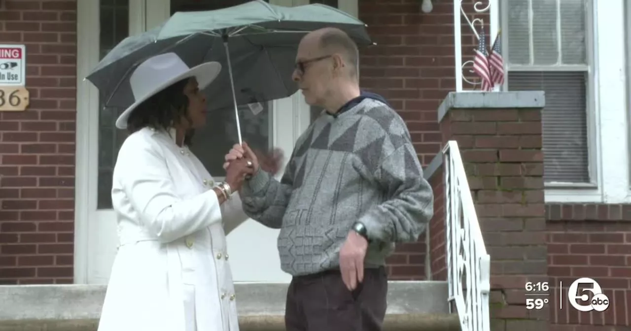 Lorain homeless shelters and nonprofits receive over 300 umbrellas to keep people dry