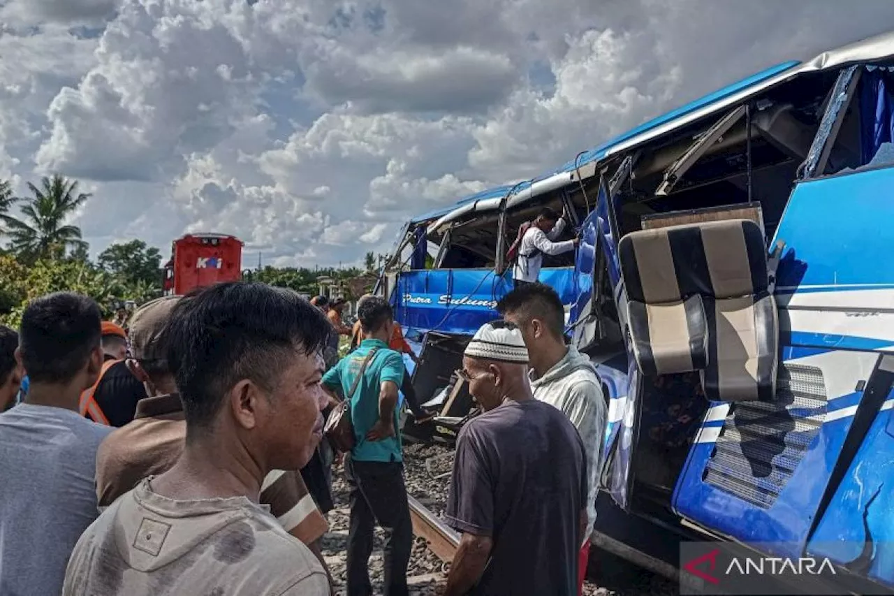 Bus Putra Sulung tertabrak kereta api di perlintasan tanpa palang pintu OKU Timur