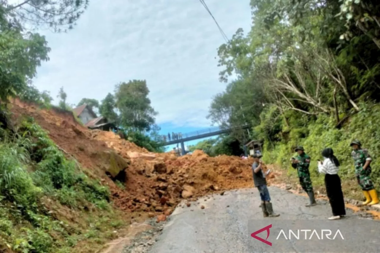 Jalan nasional Padang-Kerinci tertimbun longsor di Lolo