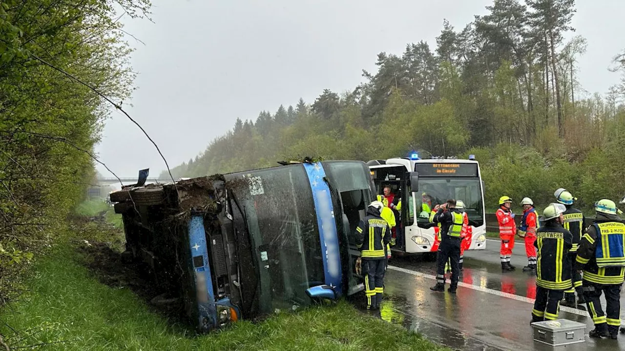 Neun Jugendliche bei Busunfall verletzt