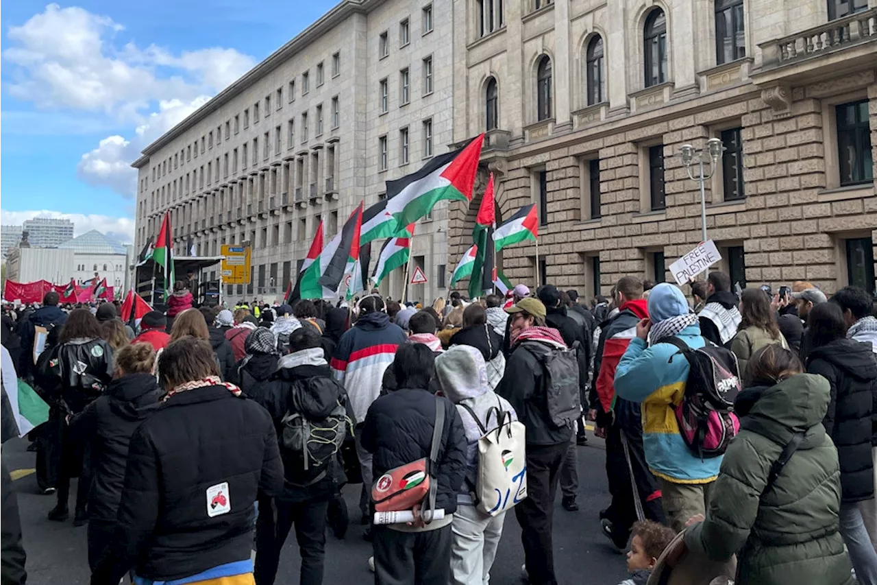 Anti-Israel-Demo in Berlin-Mitte: Polizei stoppt Protestzug wegen verbotenen Parolen