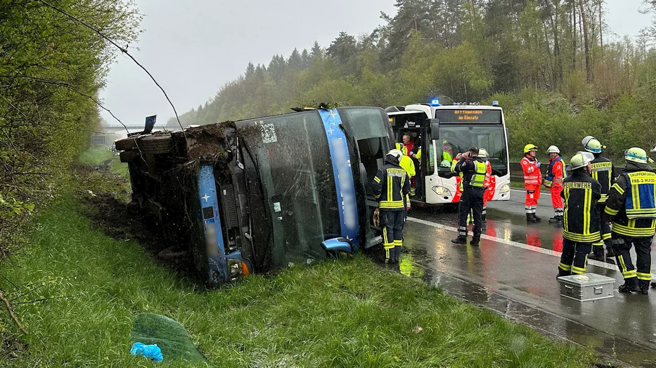 Ende einer Klassenfahrt: 27 Jugendliche bei Busunfall verletzt