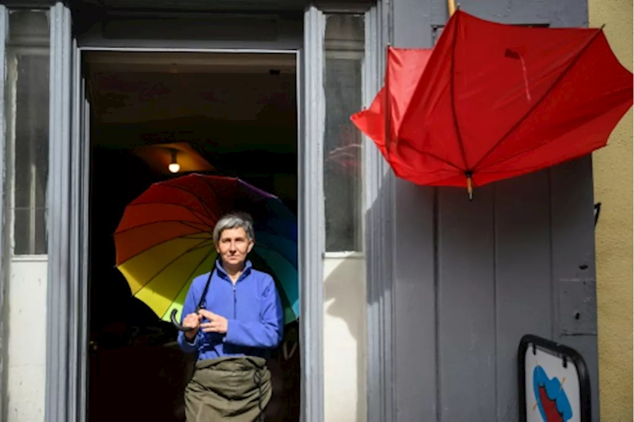 Raccommoder les parapluies, un art dans l'air du temps