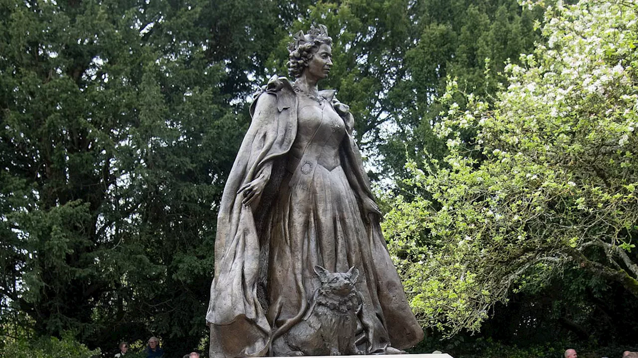 Historic moment first memorial statue to the late Queen is unveiled