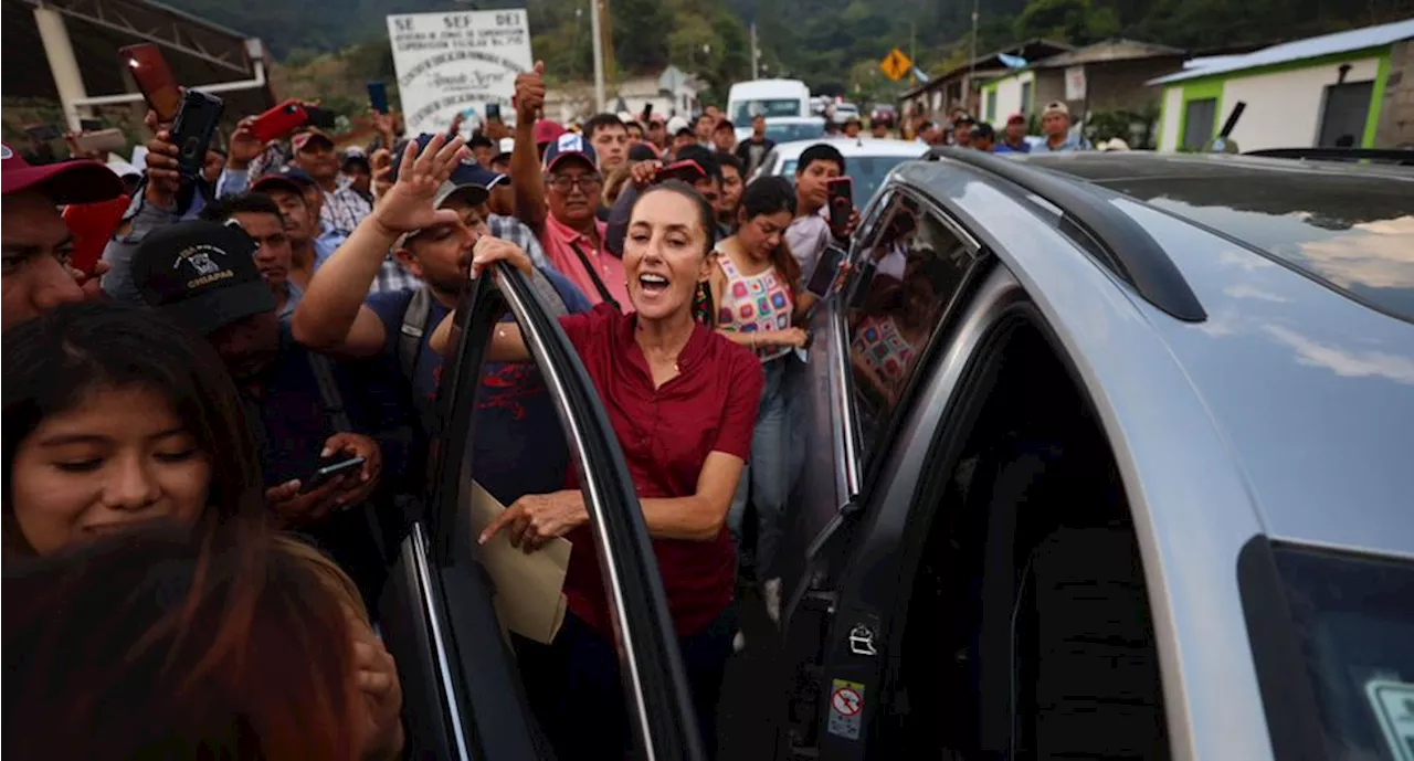 Claudia Sheinbaum recibe peticiones de seguridad, consignas de apoyo y canastas de frutas en Chiapas