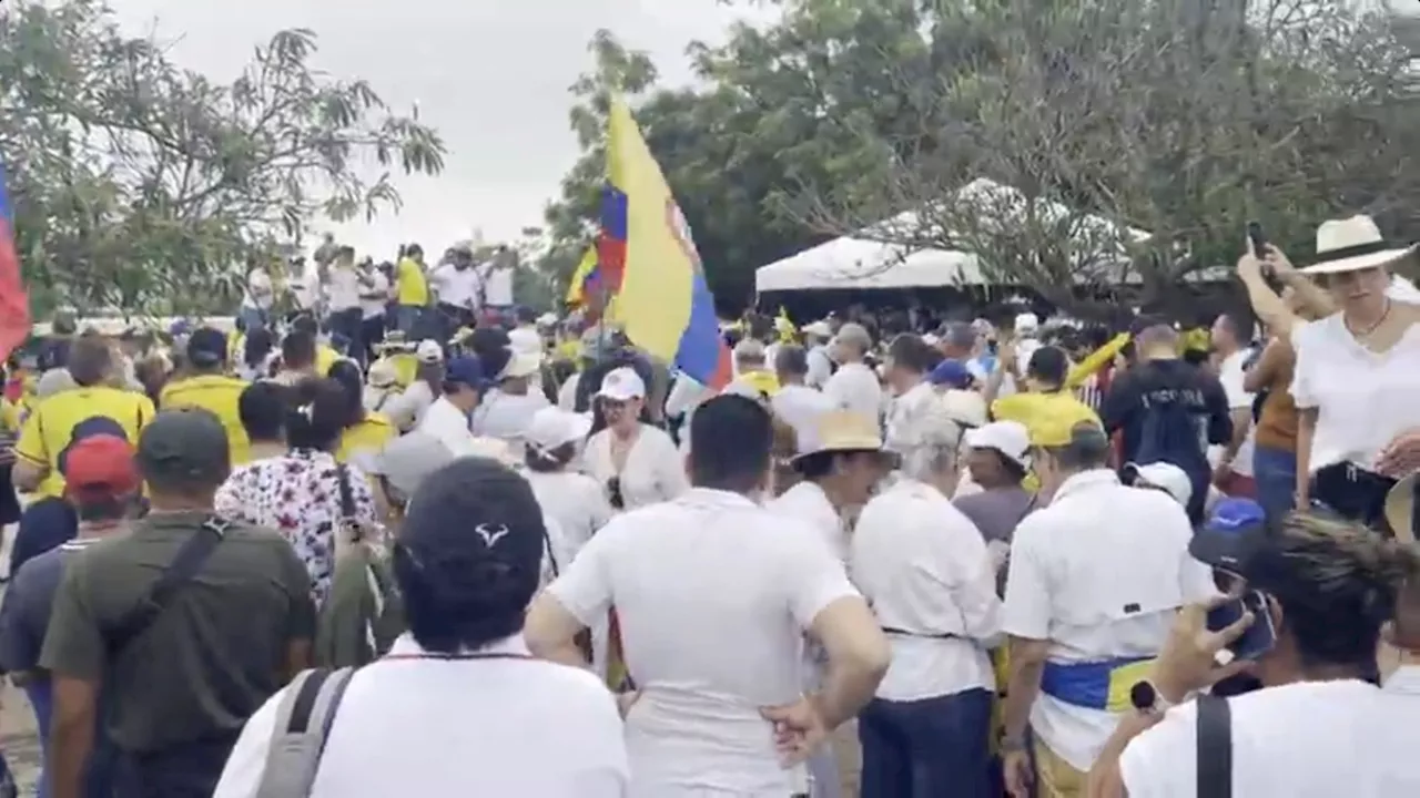 En monumento del Joe Arroyo, arrancó en Barranquilla la marcha contra Petro