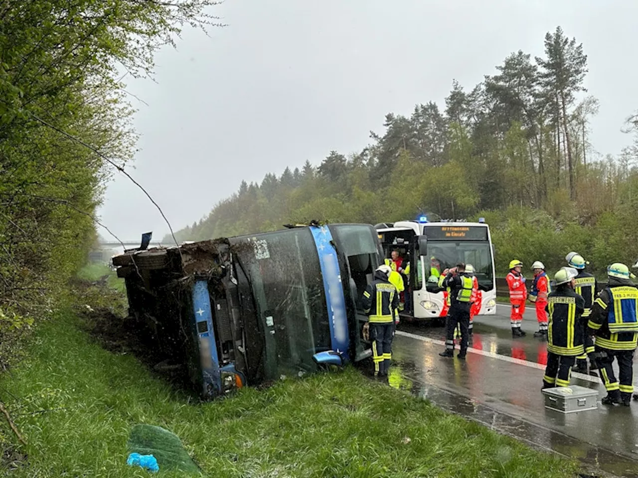 Neun Jugendliche bei Busunfall verletzt