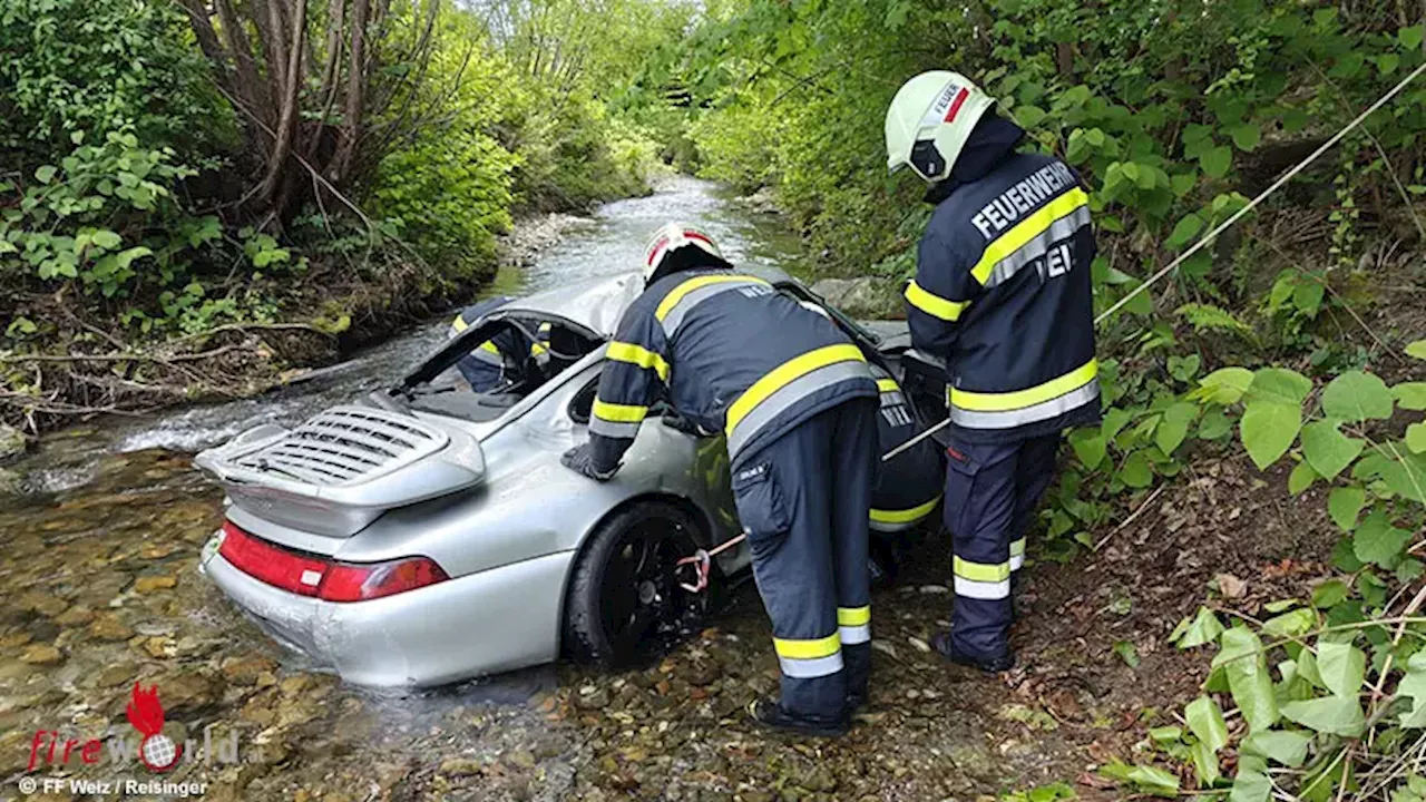 Stmk: Sportwagen durchschlägt in Weiz Holzgeländer und überschlägt sich in Bach