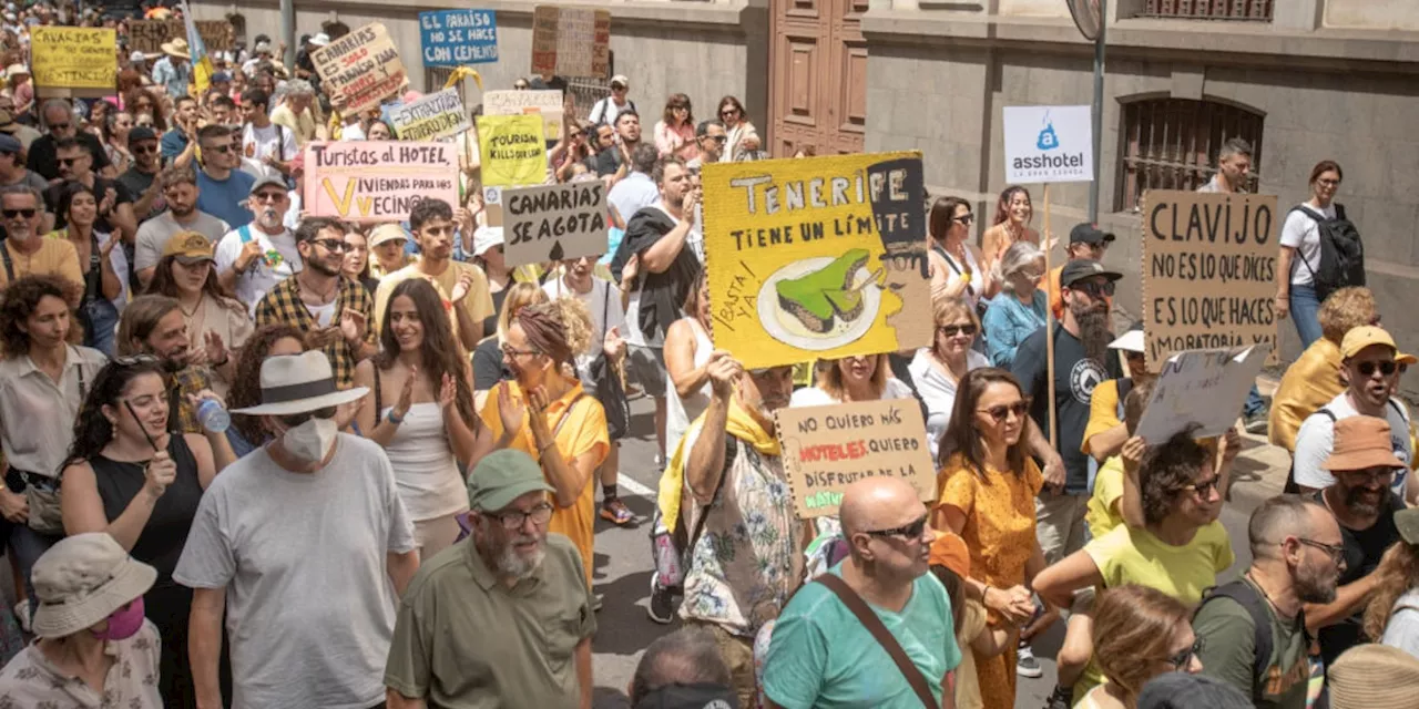 Zehntausende demonstrieren auf Kanaren gegen Massentourismus