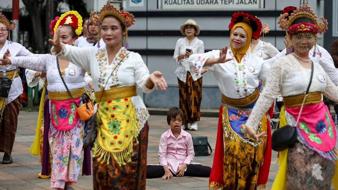 Anak Muda Ibu Kota Pakai Kebaya? Siapa Takut!