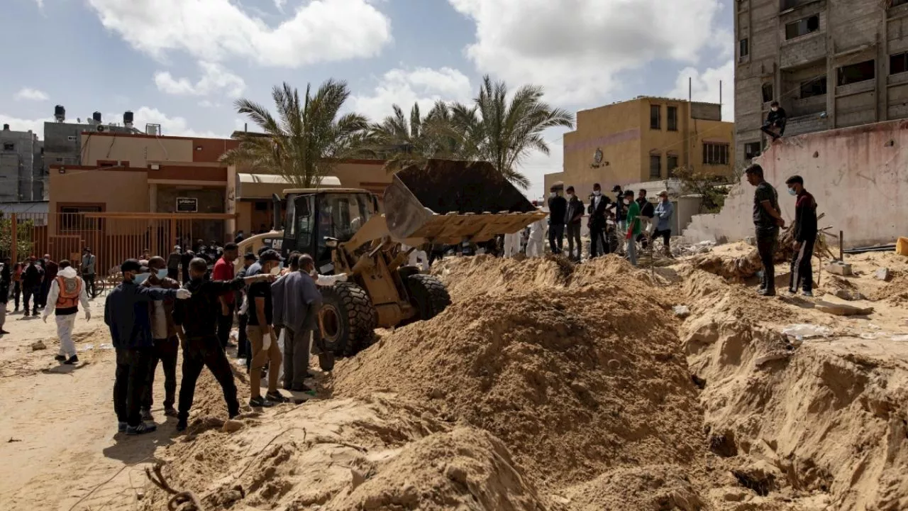 Hallan fosa común con 60 cadáveres en patio de hospital en Gaza