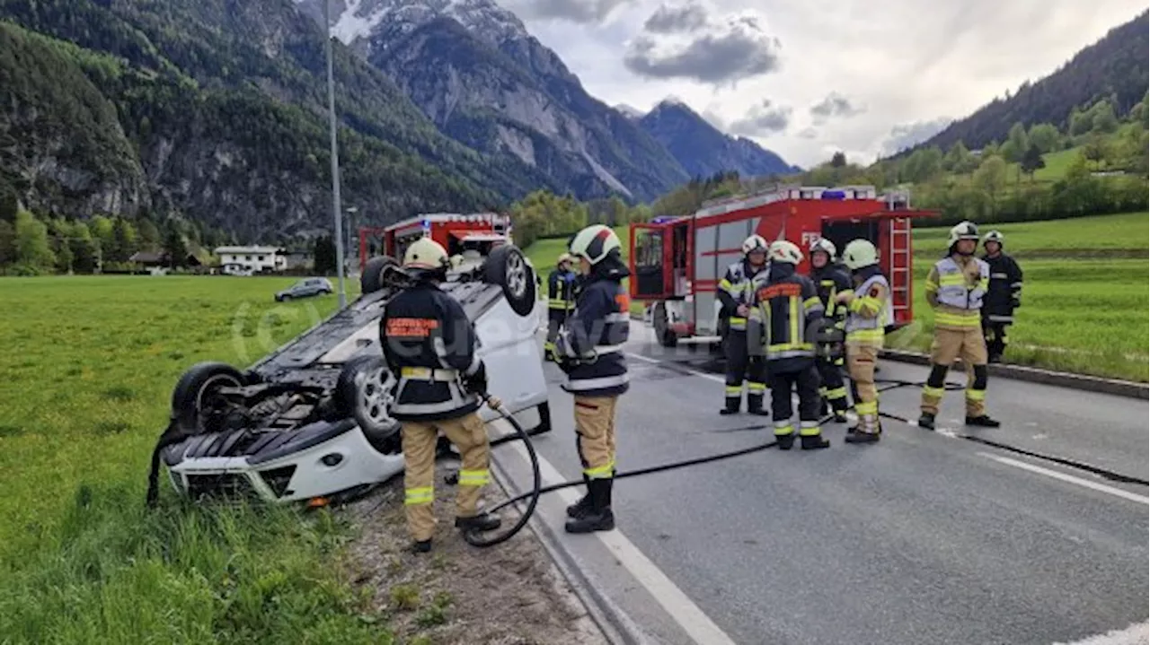 Auto kippt bei Unfall aufs Dach, dann bricht Feuer aus