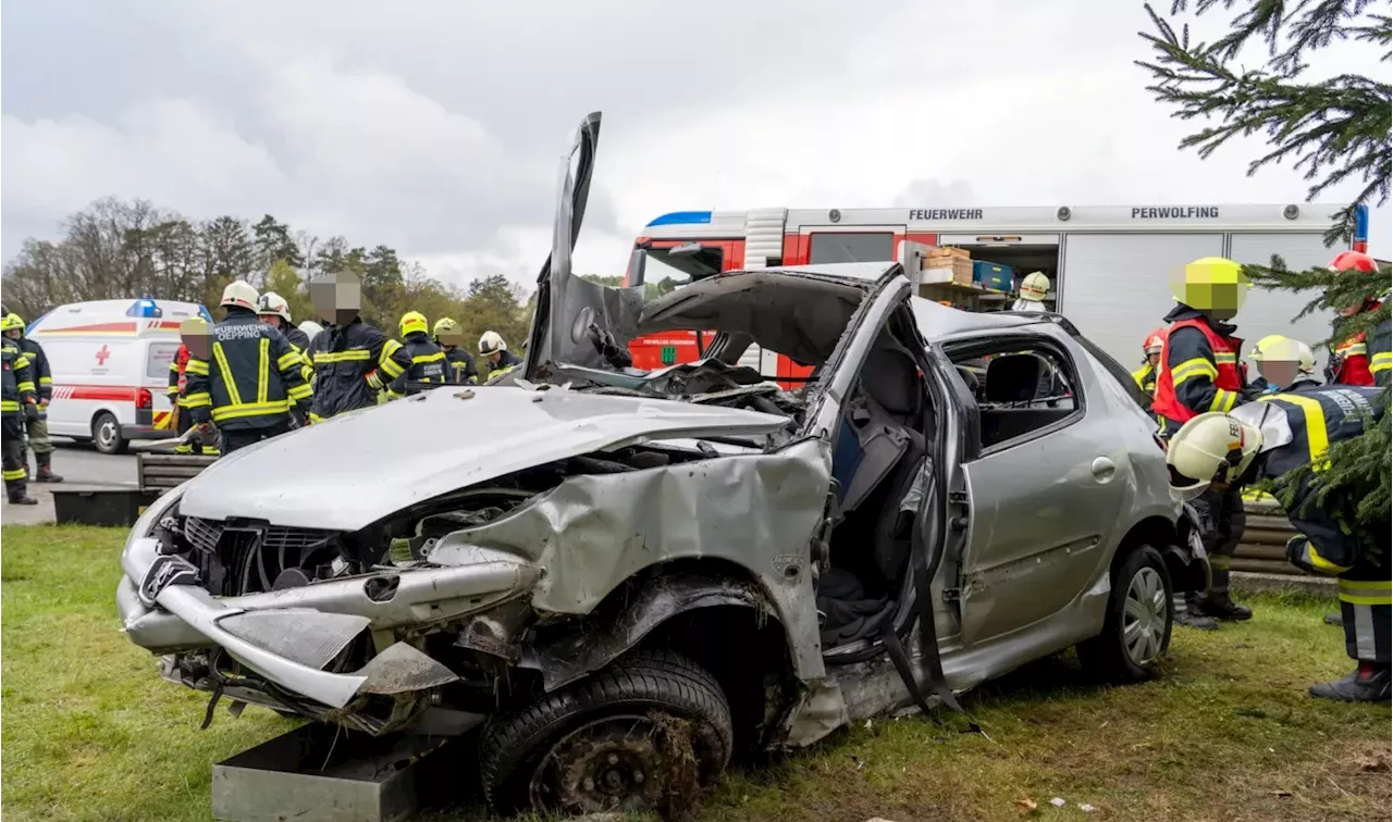 Pkw landet nach Unfall direkt im Garten von Wohnhaus