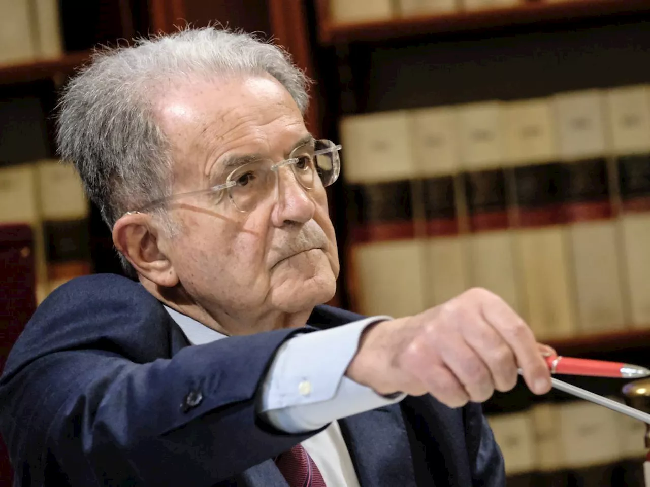 Anche Prodi affonda la Schlein: 'La sua candidatura è una ferita alla democrazia'