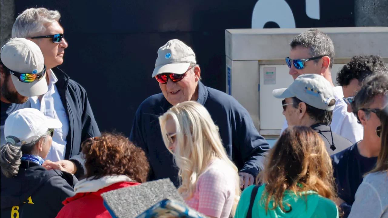 Juan Carlos I visitando a la tripulación del 'Bribón' en Sanxenxo