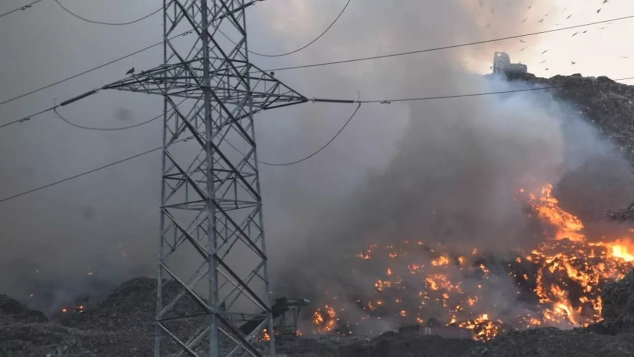 Fire in Ghazipur Landfill Site: गाजीपुर में कूड़े के पहाड़ में लगी भीषण आग, दिल्ली की मेयर ने अधिकारियों को दिए निर्देश