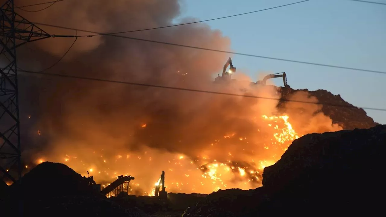 Ghazipur Landfill Site Fire: भीषण आग की वजह से कई किमी तक फैला जहरीला धुआं, लोगों ने छोड़ा घर; आंखों में होने लगी जलन