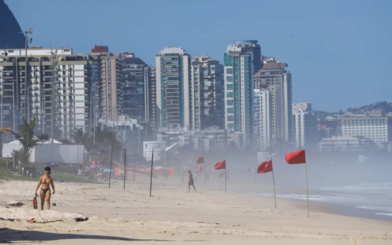 Bombeiros buscam desaparecido no mar após acidente com jet ski na praia da Barra