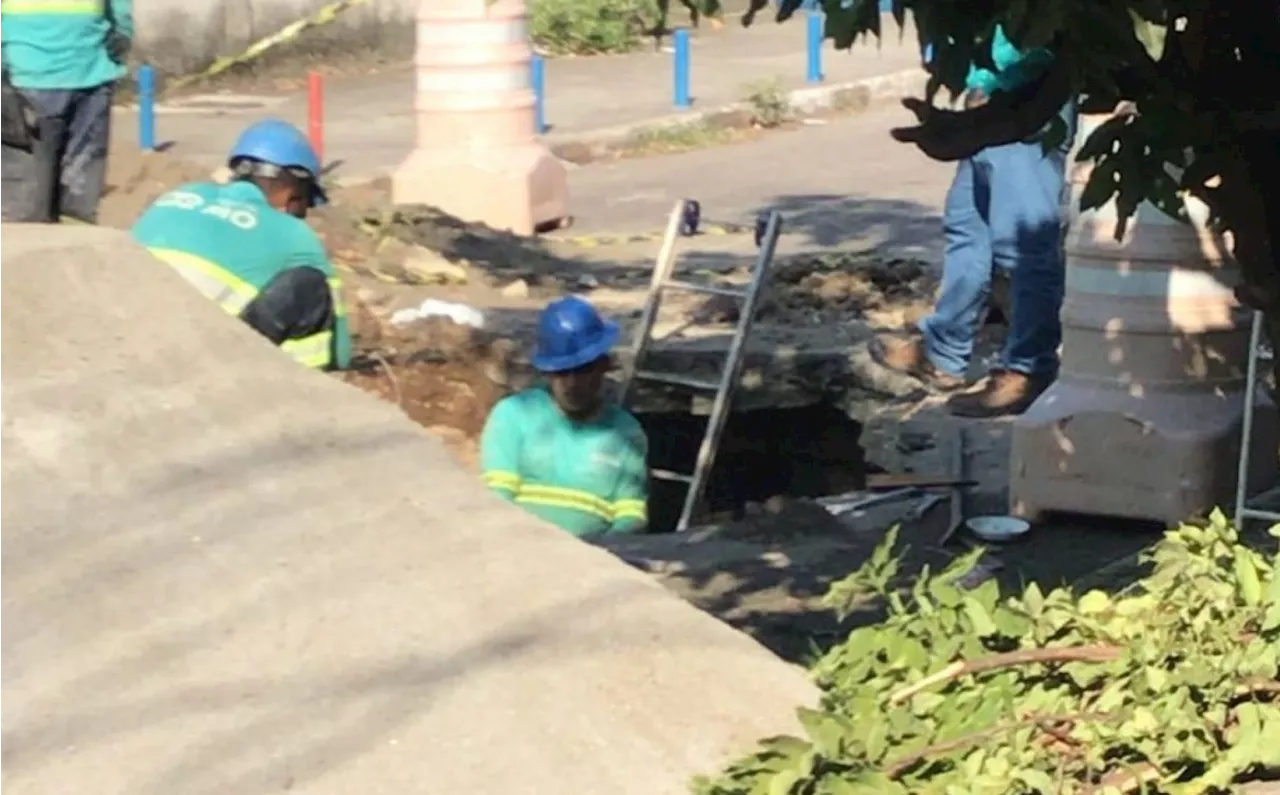 Águas do Rio tampa buraco que 'engoliu' moto após denúncia do DIA