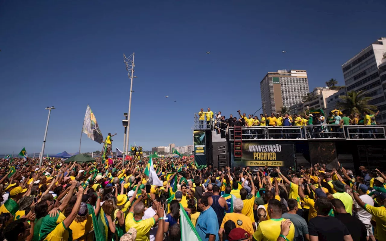 Monitor da USP diz que ato de Bolsonaro em Copacabana reuniu 32,7 mil pessoas